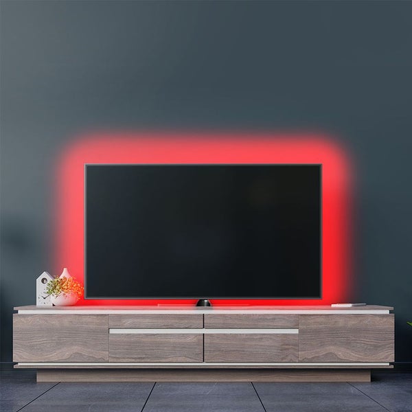 Flachbildfernseher mit roter LED-Hintergrundbeleuchtung auf einem Lowboard