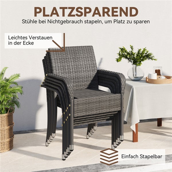 Stapelbare dunkelgraue Gartenstühle aus Polyrattan auf einer hellen Terrasse neben einem Tisch. Modernes, platzsparendes Design für den Außenbereich.