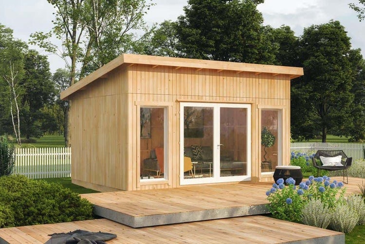 Modernes Gartenhaus aus Holz mit Pultdach, großen Glasfronten und Doppeltür auf einer Holzterrasse in einem hellen Garten.