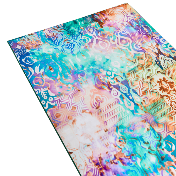 Rechteckiger Teppich mit buntem orientalischem Patchwork-Muster aus geometrischen Formen und Ornamenten.