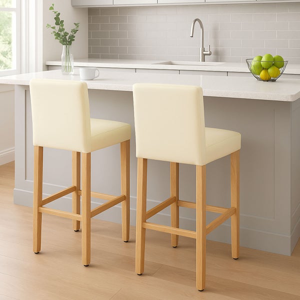 Zwei Barhocker mit Rückenlehne und Holzbeinen an einer Küchentheke