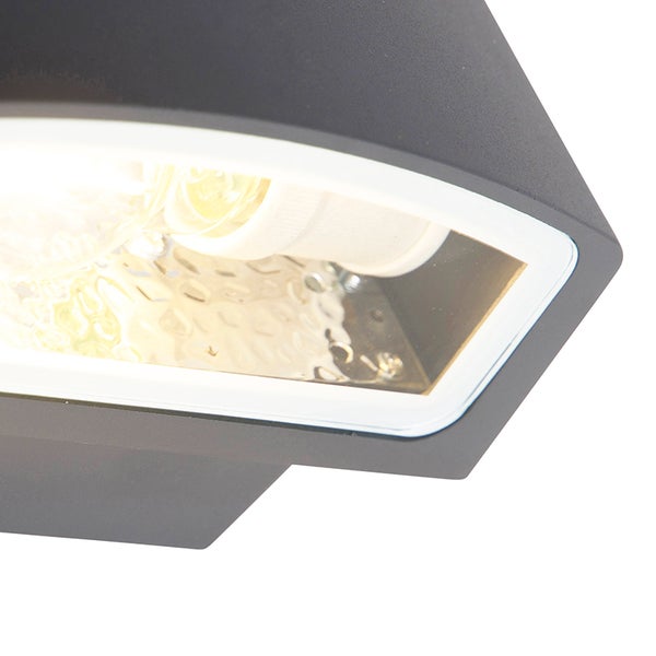 Detailansicht einer modernen Außenwandleuchte aus Metall mit Glasabdeckung und sichtbarem Leuchtmittel.