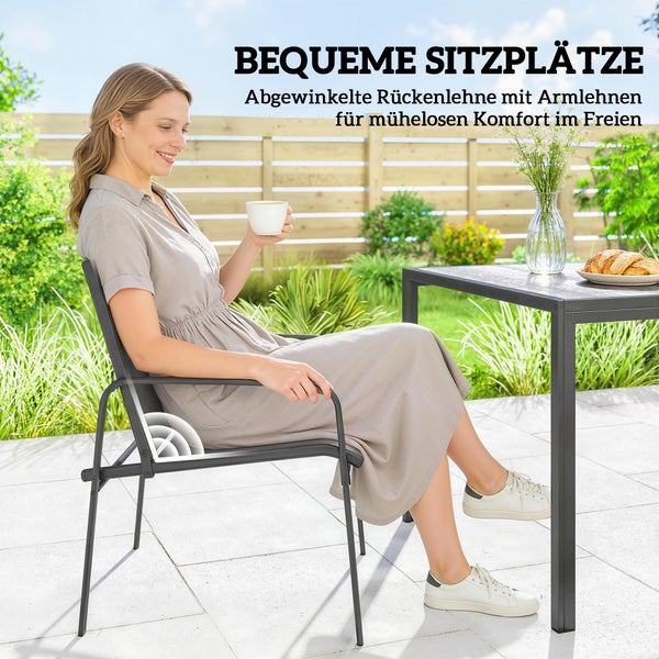 Frau sitzt in einem modernen Gartenstuhl mit ergonomischer Rückenlehne und Armlehnen an einem Gartentisch auf einer hellen Terrasse.