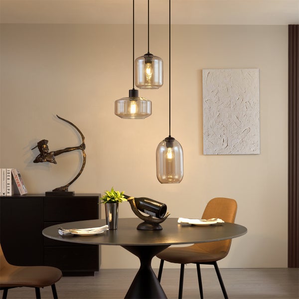 Esszimmer mit Esstisch und drei Pendelleuchten mit Glasschirmen