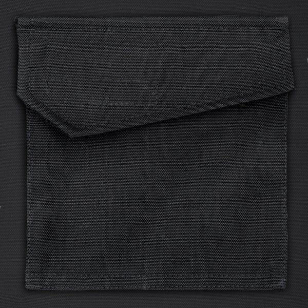 Aufgesetzte Tasche aus robustem Textilgewebe mit Verschlussklappe.