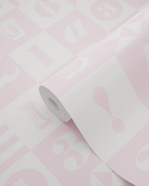 Tapetenrolle mit Buchstaben und Zahlenmuster