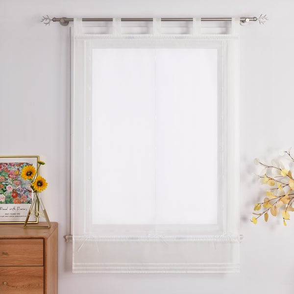 Dekoratives, helles Zimmer mit einem weißen Fensterrollo.
