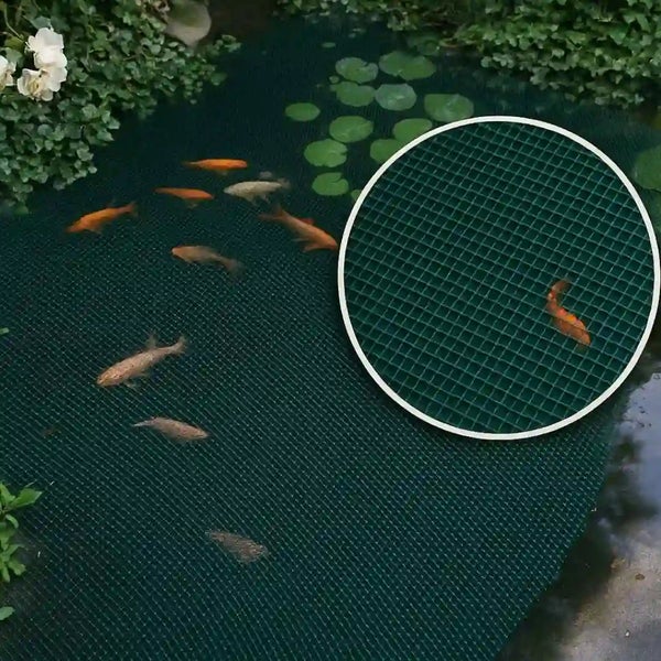 Ein engmaschiges Teichnetz über einem Gartenteich mit schwimmenden Fischen und Seerosenblättern mit Detailansicht der Netzstruktur.