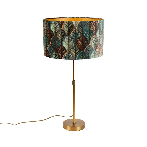 Tischleuchte mit gemustertem Textilschirm in Blattoptik und einem schmalen Metallfuß in Messingoptik.