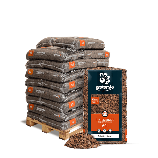 Galamio Pinienrinde fein, Körnung 8 bis 15 Millimeter, 60 Liter Säcke auf Palette gestapelt.