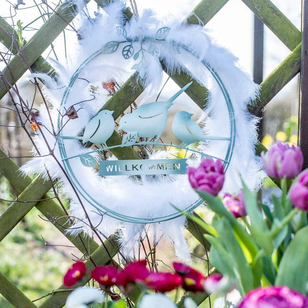 Dekorativer Türkranz mit Vogelmotiven und 'Willkommen'-Schriftzug als Gartendekoration