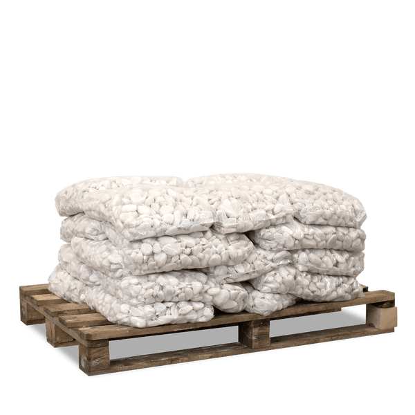 Säcke mit weißen Dekokieseln auf einer Holzpalette für die Gartengestaltung.