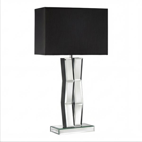 Moderne Tischleuchte mit rechteckigem schwarzem Textilschirm und verspiegeltem Glasfuß in geometrischem Design.