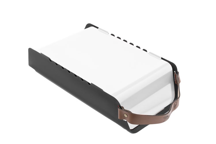 The Favilla FUMO mobiler Holzkohlegrill (48x25x11 cm) in Weiß – 2-in-1 Grill mit Edelstahlrost & Spießhalterung – Inkl. Tragetasche für Camping