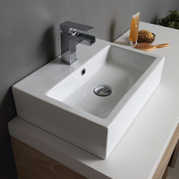 Aufsicht auf Waschbecken aus Keramik mit Armatur und Ablaufgarnitur