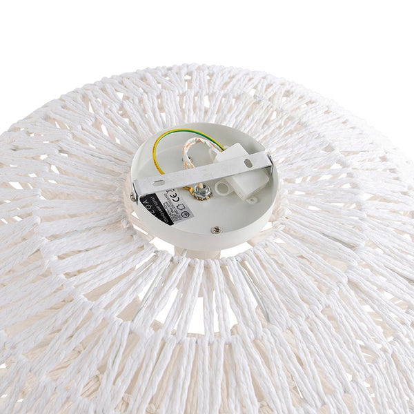 Montagehalterung für Deckenleuchte mit weißem, geflochtenem Lampenschirm.