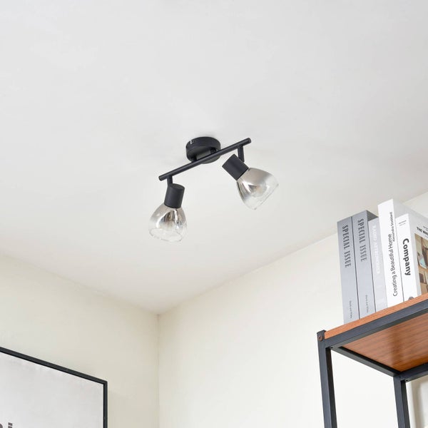 Schwarze Deckenleuchte mit zwei Strahlern und transparenten Lampenschirmen