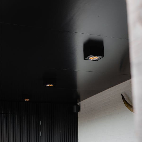 Deckenansicht mit eingebauten LED-Spots für Innenräume