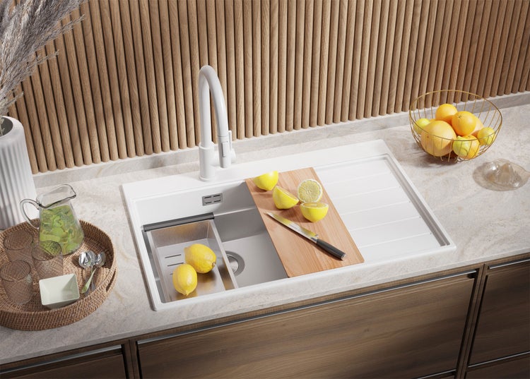 Küchenszene mit Spüle, Armatur, Schneidebrett und Zitronen