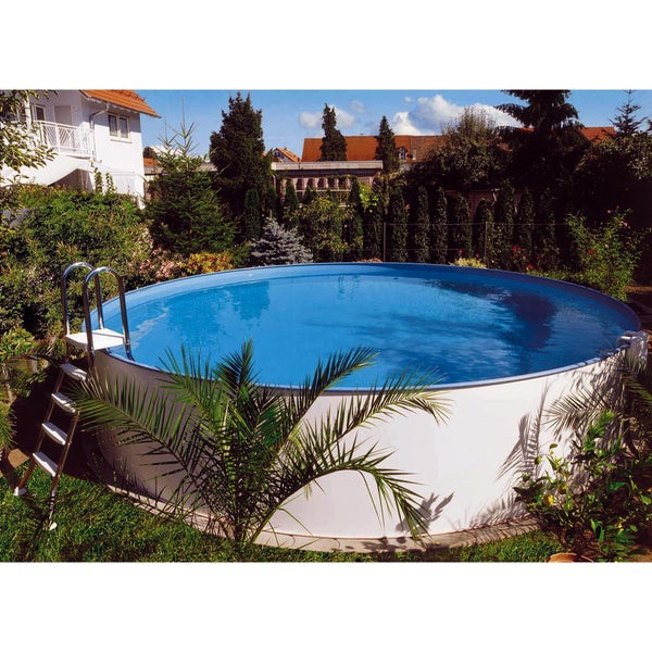 Rundes Gartenpool mit Leiter im Garten
