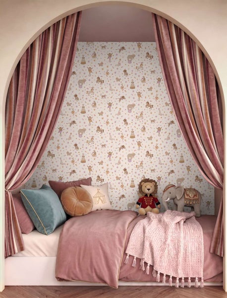 Kinderzimmer mit Zirkus Tapete, gemustert mit Tieren, gerahmt von gestreiften Vorhängen, Bett mit Plüschtieren und weicher Bettwäsche.