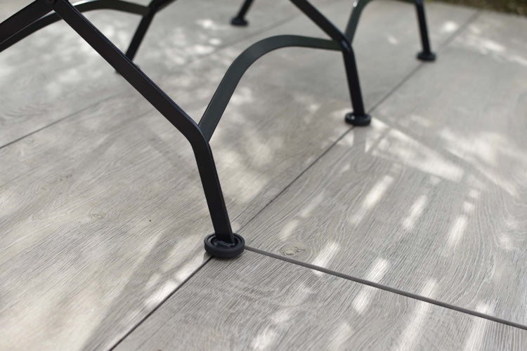 Detailansicht von Tischbeinen auf Fliesen