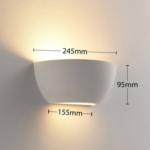 Wandleuchte aus Gips mit indirektem Licht nach oben und unten. Maße: 245 Millimeter oben, 95 Millimeter hoch, 155 Millimeter unten.