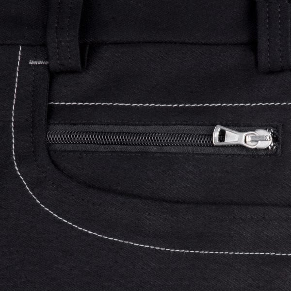 Nahaufnahme einer Tasche an einer schwarzen Arbeitshose mit Reißverschluss und weißen Kontrastnähten.