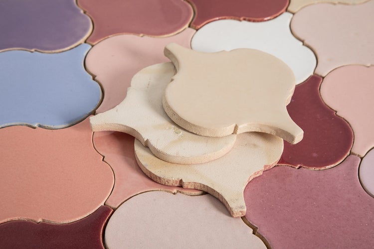 Dekorative Fliesen in Arabeskenform für Wand- und Bodengestaltung