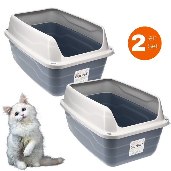 Zwei graue Katzentoiletten im Set mit einer Katze