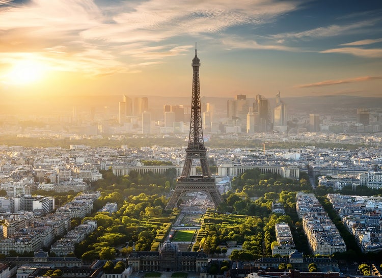 Wandbild mit Stadtansicht von Paris bei Sonnenuntergang und dem Eiffelturm im Zentrum.