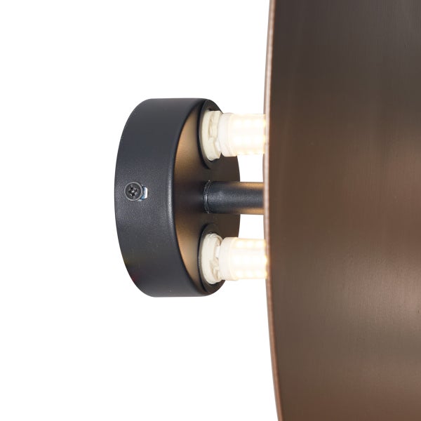 Detailansicht einer Wandleuchte mit Metallelementen und Leuchtmitteln