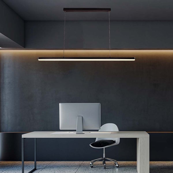 Moderne Büroeinrichtung mit horizontaler LED-Pendelleuchte über einem Schreibtisch
