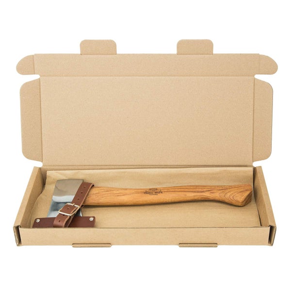 Handgeschmiedetes Beil mit Holzstiel und Lederschneidenschutz in einem Pappkarton