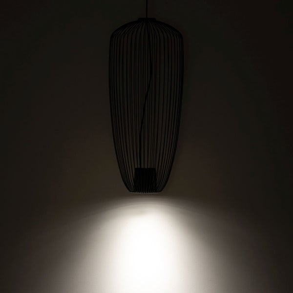 Schwarze Pendelleuchte im Käfig-Design aus Metall mit nach unten gerichtetem Lichtstrahl.