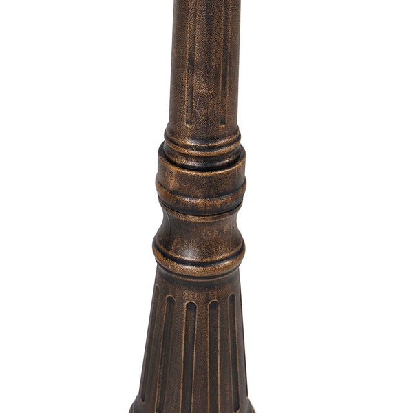 Detailansicht eines dekorativen Leuchtenmasts für den Außenbereich aus Metall in Bronze-Optik.
