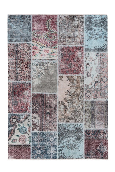 Rechteckiger Teppich im Patchwork-Design mit floralen und orientalischen Mustern in Blau, Rot und Beige im Vintage-Stil.