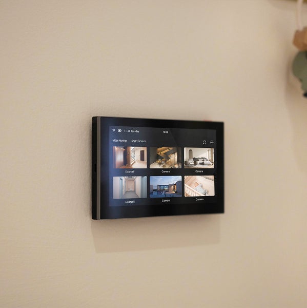 Smart Home Bedienpanel an der Wand montiert, zeigt Video-Feeds von Sicherheitskameras und Türklingeln.