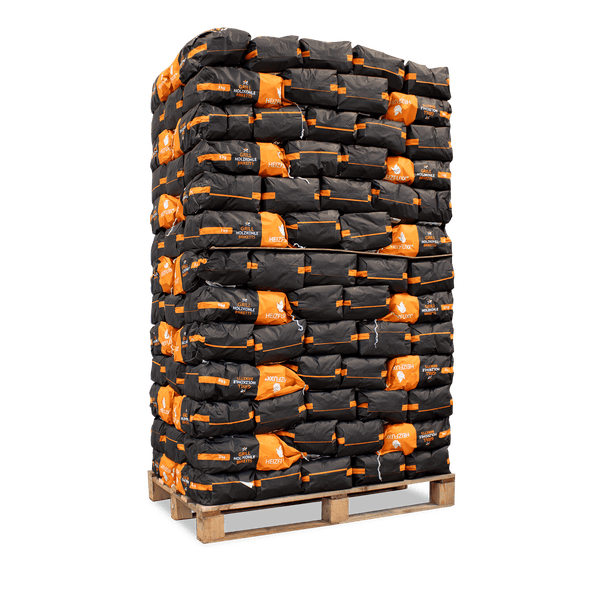 Heizfuxx Grill-Holzkohlebriketts auf Palette, 5 Kilogramm Säcke.