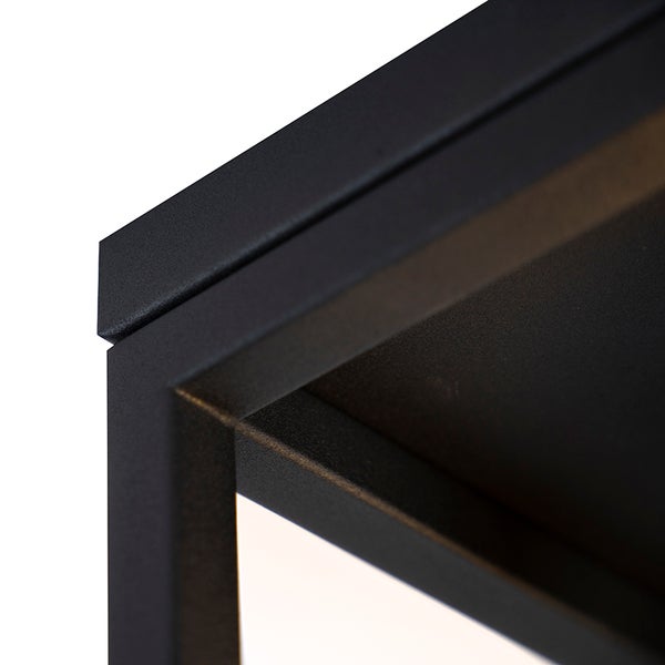 Detailansicht eines schwarzen Metallregals