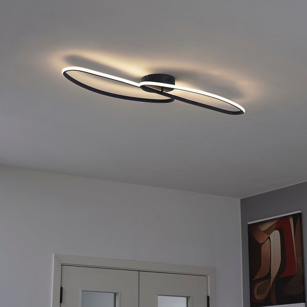 Moderne Deckenleuchte mit geschwungenem Design und LED-Beleuchtung