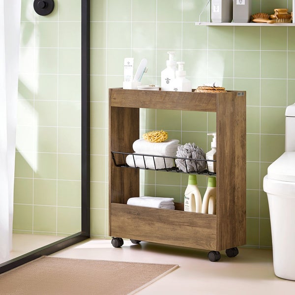 Badezimmer Szene mit einem Holzregalwagen zur Aufbewahrung von Handtüchern und Badartikeln