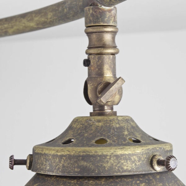 Detailaufnahme einer Lampenhalterung aus Metall mit Schrauben