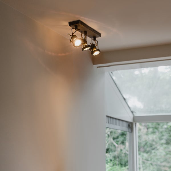 Deckenleuchte mit drei Strahlern im Raum