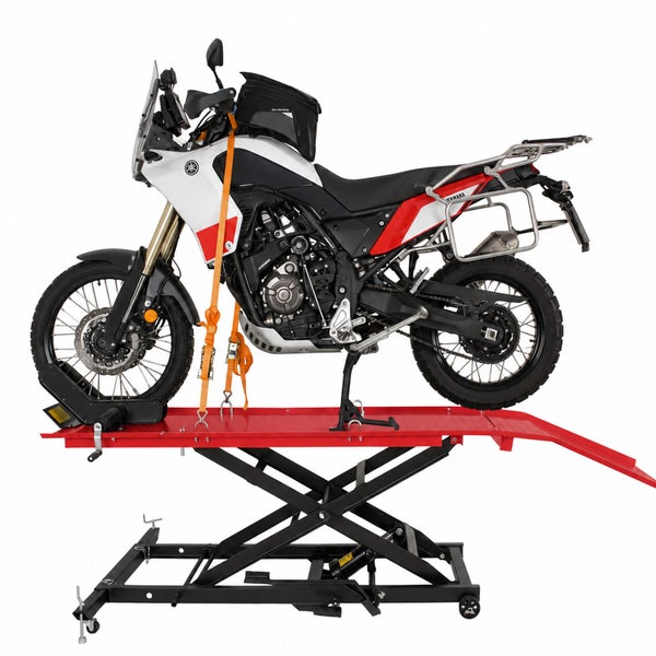 Motorrad auf einer roten hydraulischen Scherenhebebühne mit Auffahrrampe, Vorderradhalterung und Spanngurten zur Sicherung.