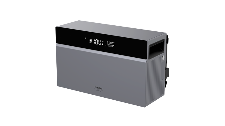 Tragbare Powerstation conow CBE2000 Plus mit Digitalanzeige für Akkustand in 100 Prozent und Solareingangsdaten.