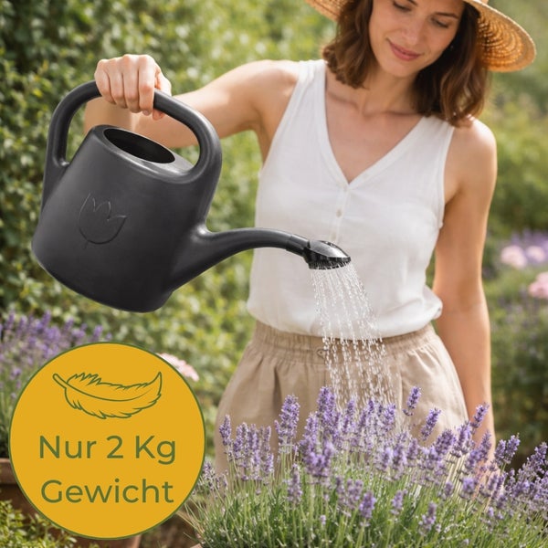 Frau gießt Blumen mit einer schwarzen Gießkanne; Gewicht: 2 Kilogramm
