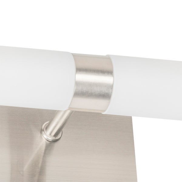 Detailaufnahme einer Wandleuchte mit weißem Lampenschirm und Metallelementen