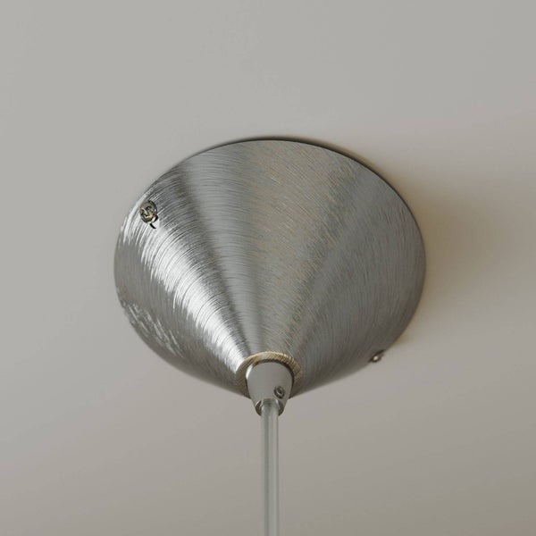 Konischer Baldachin aus gebürstetem Metall für Pendelleuchten mit transparentem Kabel.