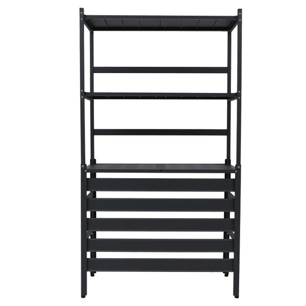 Schwarzes Standregal aus Metall für den Außenbereich mit zwei Ablageflächen und Lamellendesign im unteren Bereich.